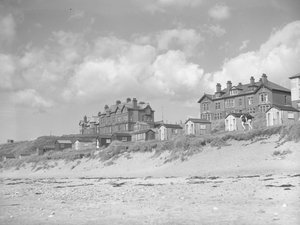 Veduta dalla spiaggia di Silloth di capanne e case lungo il mare; paesaggio marino; fronte da Joseph Hardman