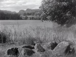 Vista sul Loughrigg Tarn, in primo piano alcune pietre incastonate nel terreno