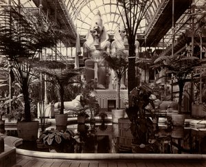 Il Crystal Palace a Londra: interno del transetto nord, c.1870 da Joseph Paxton