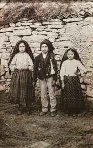 Santuario di Fatima. Lucia dos Santos e i suoi cugini Francisco e Jacinta Marto. Nostra Signora di Fatima. Portogallo. da Joshua Benoliel