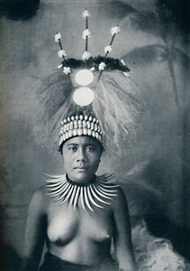 Una donna samoana con un collare di denti di capodoglio e un copricapo cerimoniale da Josiah Martin