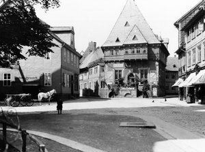 Un vecchio hotel nella piazza della città, Goslar, c.1910