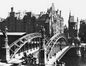 Ponte nella Speicherstadt (città magazzino) Amburgo, c.1910