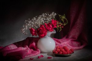 Rose rosse e lamponi da Joyce Guojun Ma