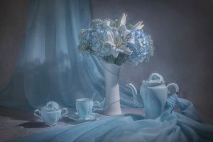 Natura morta con tè blu chiaro da Joyce Guojun Ma