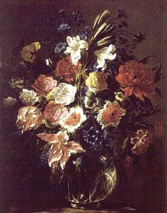 Gigli, peonie, tulipani, fiordalisi e altri fiori in un vaso di vetro su un piedistallo