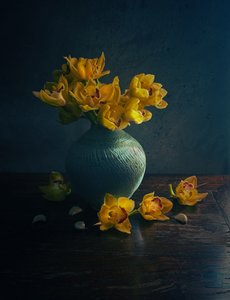 Natura morta con orchidea dorata da Judy Tseng