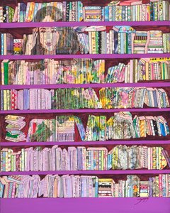 Donna davanti a una libreria colorata