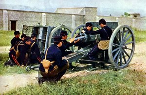 Soldati francesi con un mortaio in azione durante la Battaglia della Marna a est di Parigi, settembre 1914