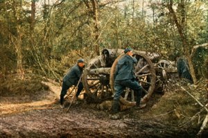 Tre soldati francesi nei boschi con un obice, Verdun, settembre 1916