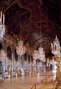 Veduta della Galleria degli Specchi a Versailles restaurata, costruita nel 1678 da Jules-Hardouin Mansart. Castello di Versailles