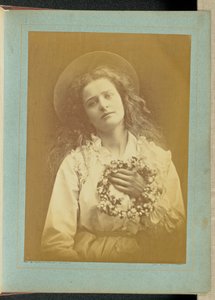 ["Perché sarò la regina del maggio, madre, sarò la regina del maggio"]. da Julia Margaret Cameron