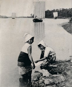 Una lavanderia sul bordo del fiume, c1900, 1921 da Julian Leonard Street