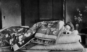 Saki, la governante dorme su un materasso con cuscino rigido sotto un kimono trapuntato da Julian Leonard Street