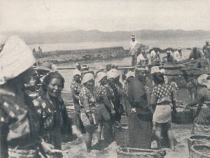 Tai-no-ura - barche da pesca, uomini e donne con reti e cesti, c1900, 1921