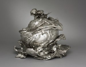 Piatto, zuppiera e coperchio della zuppiera, realizzati da Henry Adnet da Juste Aurèle Meissonnier