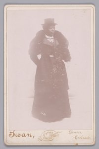 Cabinet card di una donna non identificata con cilindro e stola di pelliccia da Justus C. Swan