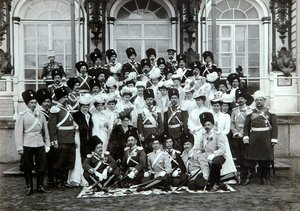 Famiglia imperiale russa fuori dal Palazzo di Caterina, Tsarskoye Selo, Russia, inizio XX secolo da K. von Hahn