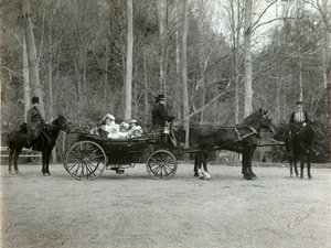 Lo Zar Nicola II di Russia con la sua famiglia nel parco di Tsarskoye Selo, Russia, anni 1900