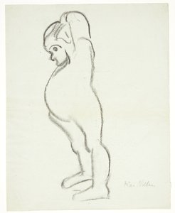 Bambino in piedi, che tira la chemise sopra la testa