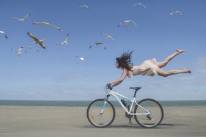 Bicicletta da spiaggia "Flying Woman" da Karim Aboukelela