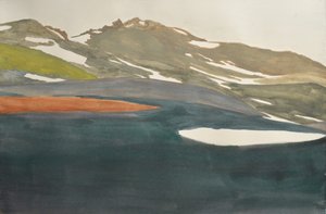 Vista sul lago dalla montagna innevata