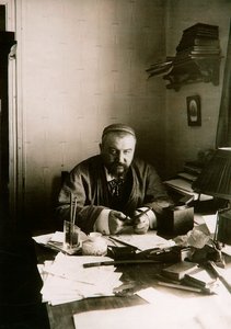 Alexander Kuprin, autore russo, alla sua scrivania, Gatchina, Russia, inizio XX secolo da Karl Karlovich Bulla