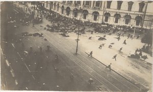 Truppe governative che sparano sui manifestanti, 4 luglio 1917 da Karl Karlovich Bulla