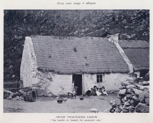 Capanna irlandese con tetto di paglia (foto in b/n)