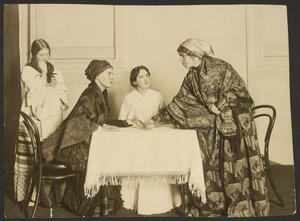 Scuola secondaria femminile di San Pietroburgo, opera di Gogol "Il matrimonio".