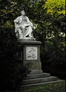 Monumento in omaggio al compositore austriaco Franz Peter Schubert. Scultura di Karl Kundmann, 1872. Vienna, Stadtpark, Austria da Karl Kundmann