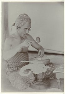 Uomo giavanese che crea un