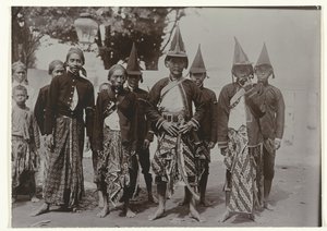 Uomini giavanesi in uniforme da Kassian Cephas