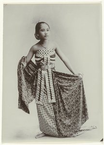 Ritratto in studio di una giovane donna giavanese in sarong da Kassian Cephas