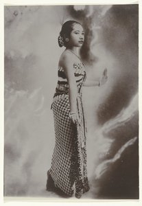 Ritratto in studio di una giovane donna giavanese in posa di danza
