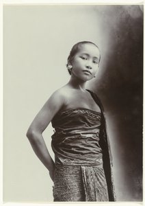 Ritratto in studio di una giovane donna giavanese in sarong con motivo batik da Kassian Cephas