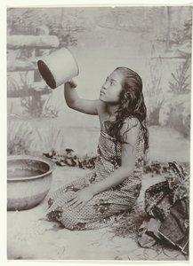 Ritratto in studio di una giovane donna giavanese che si lava da Kassian Cephas