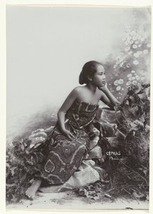 Ritratto in studio di una giovane donna giavanese seduta da Kassian Cephas