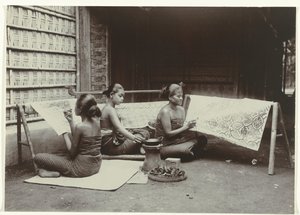 Tre donne giavanesi che disegnano motivi batik su stoffa da Kassian Cephas