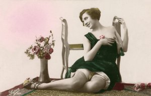 Donna in abito verde, c. primi 1900 (cartolina)