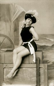 Donna in costume da bagno, c. primi 1900 (cartolina)