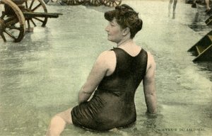 Donna in costume da bagno, c. primi 1900 (cartolina) da Alec Hunter