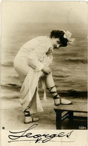 Donna sulla spiaggia, c. primi 1900 (cartolina)