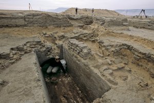 Archeologo ha scavato i resti di una donna sepolta in una bara di legno accanto a..., 2005