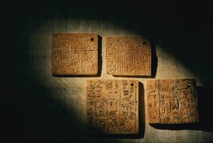 Etichette scritte in osso e avorio di Re Qa