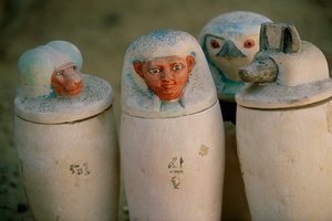 Vasi canopi di Pakerdemamon con tappi dei quattro figli di Horus, Hapy, Duamutef, 2002 (foto)