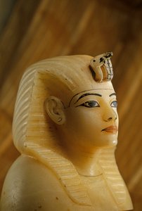 Tappo canopico di alabastro dalla tomba di Tutankhamon in forma di ritratto di donna, 2009