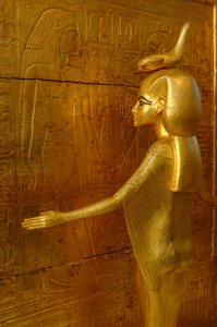 Dettaglio della dea Selket che circonda il santuario per vasi canopi, legno con stucco, dorato, 2009 (foto)
