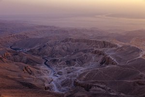 Valle dei Re in Egitto, vicino a Luxor, fiume Nilo sullo sfondo, Nuovo Regno, Egitto