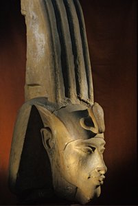 Testa di statua colossale di Akhenaton; Karnak; Tempio di Aten; Amenhotep IV. Come faraone, 2009 (foto) da Kenneth Garrett